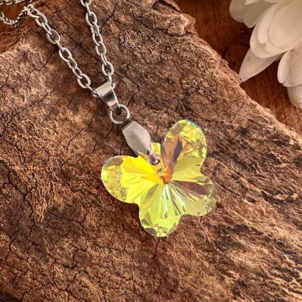 Collar Mariposa cristal tornasol