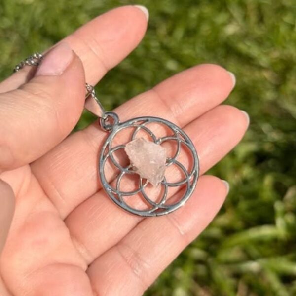 Collar Mandala + cuarzo rosa en bruto